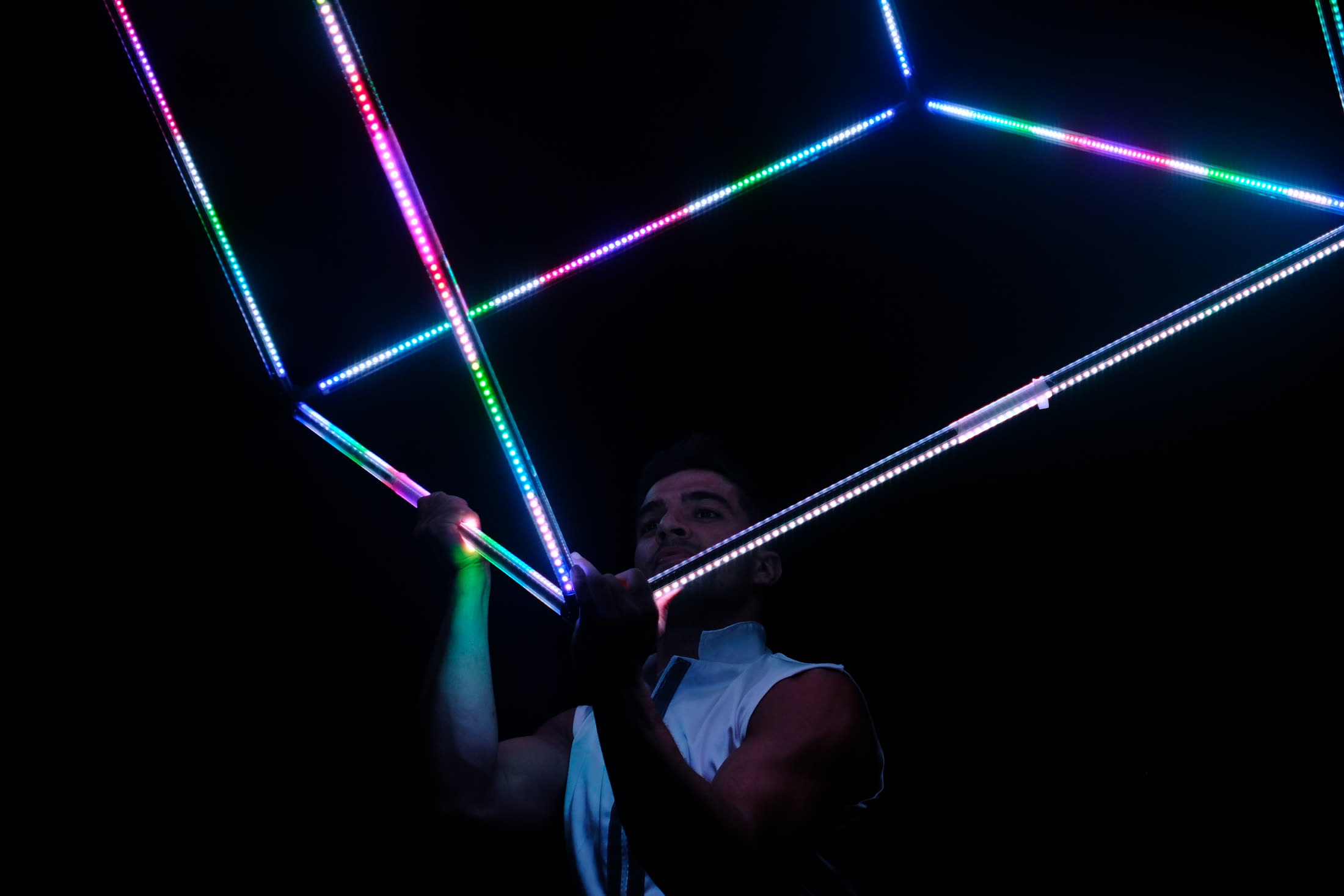 Karanlıkta renkli LED küp ve performansçı