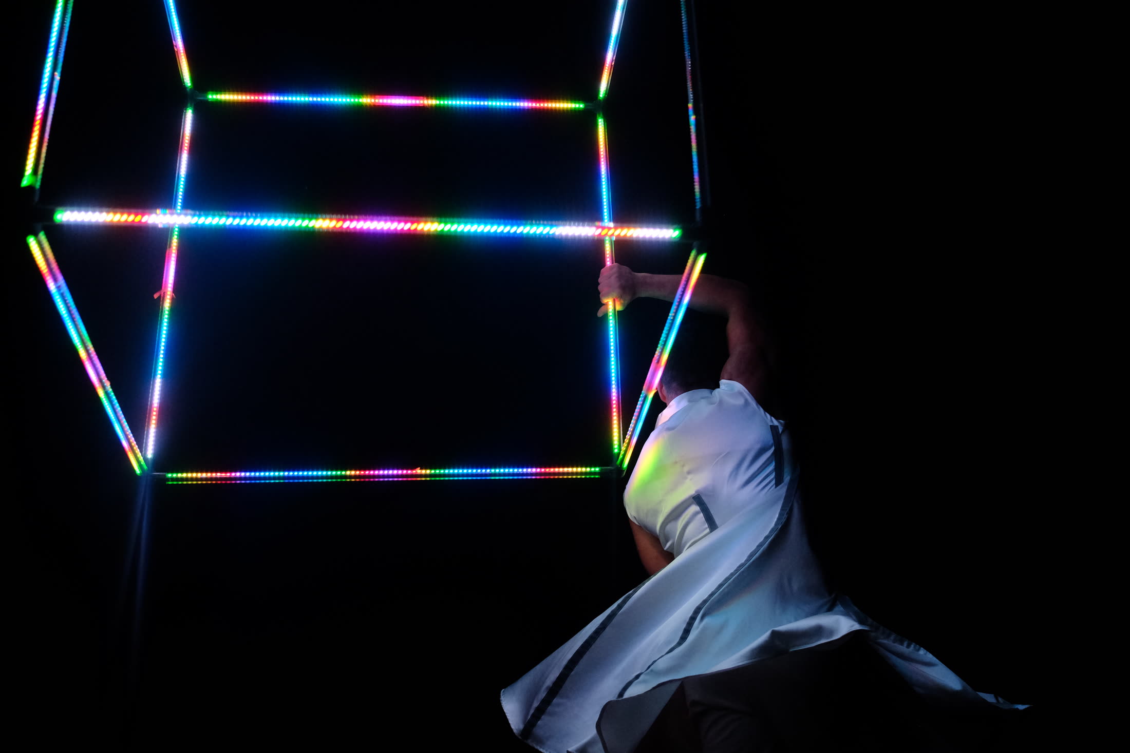 Pixel Cube figürü, siyah zemin üzerinde renk geçişleri