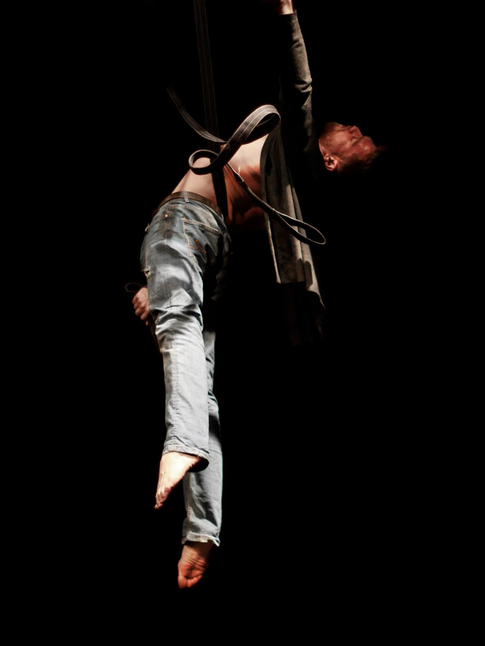 Movement Jam sahnesinde baş aşağı straps performansı