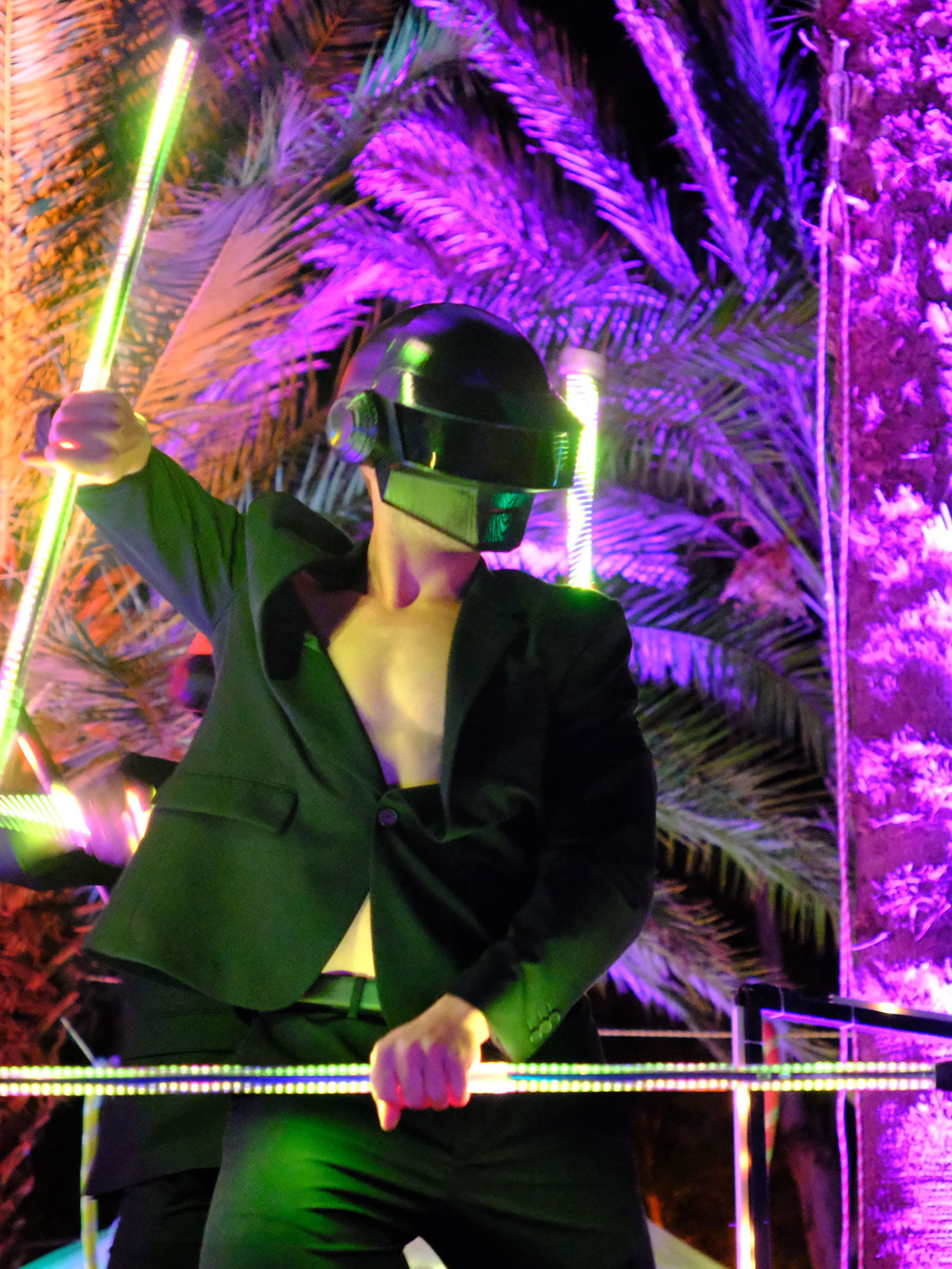 Kırmızı ışıkta LED staff tutan Daft Punk karakterleri
