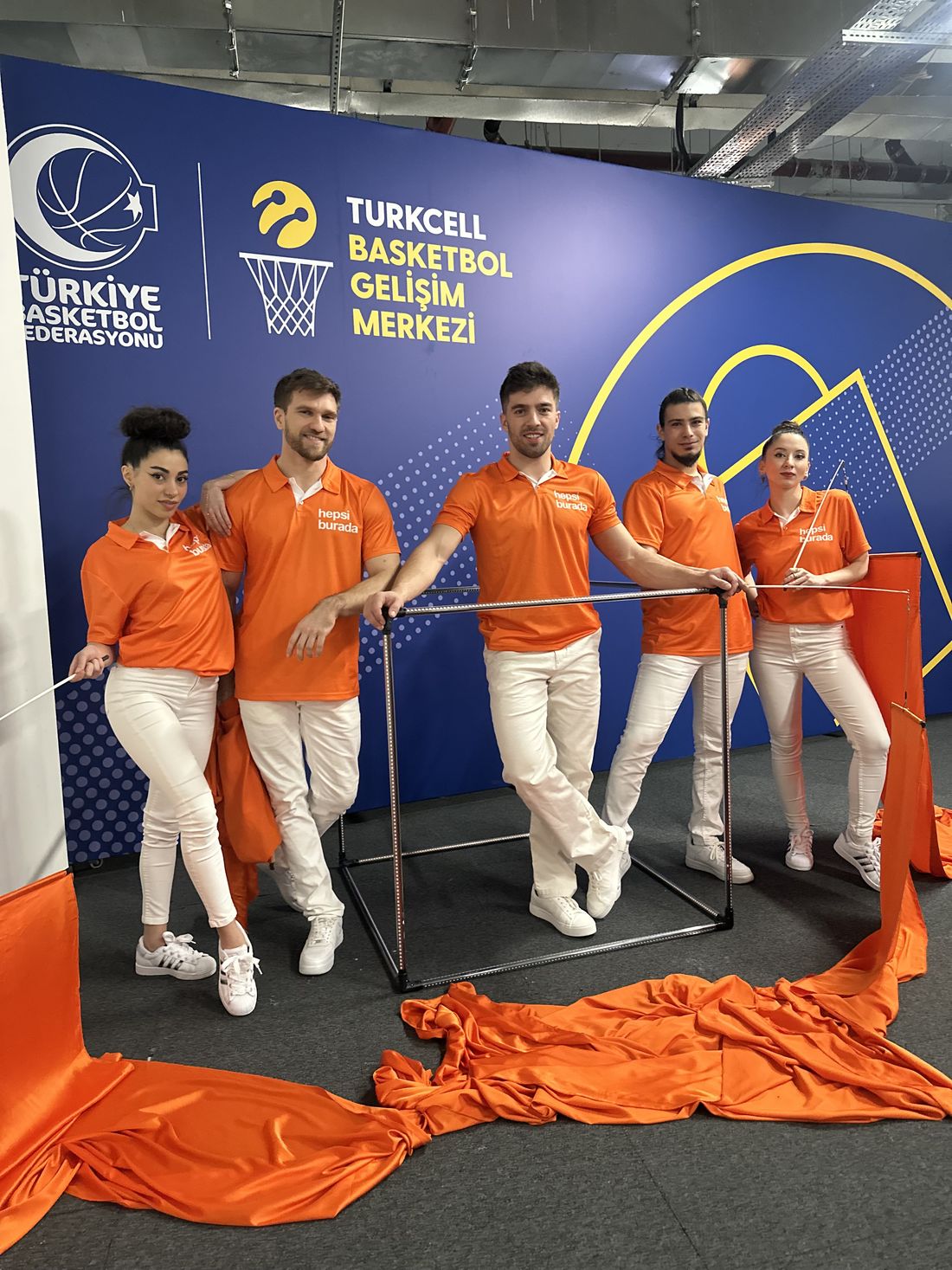 Turkcell Basketbol Gelişim Merkezi etkinliğinde turuncu bayraklarla Movement Jam ekibi