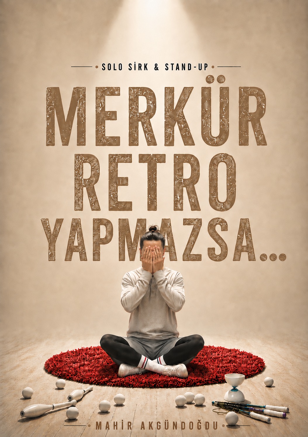 Merkür Retro Yapmazsa afişi: kırmızı halı üzerinde bağdaş kurmuş, yüzünü elleriyle kapatan performansçı ve yerde duran jonglörlük ekipmanları